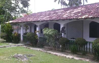 Imagem: A casa possui 4 Dormitórios, 4 Banheiros, 5 Vagas na garagem