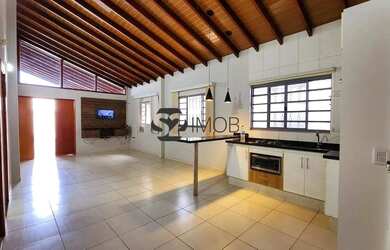 Imagem: A casa possui 3 Dormitórios, 1 Banheiro, 4 Vagas na garagem