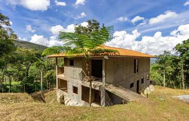 Imagem: A casa em condomínio possui 4 Dormitórios, 4 Banheiros e 250m²