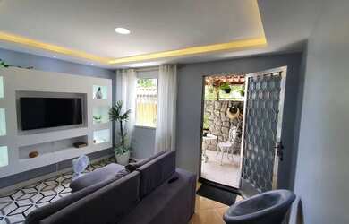 Imagem: A casa possui 3 Dormitórios, 3 Banheiros, 2 Vagas na garagem