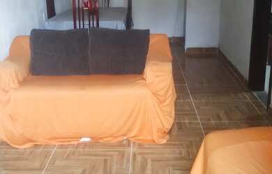 Imagem: A casa possui 2 Dormitórios, 1 Banheiro, 2 Vagas na garagem