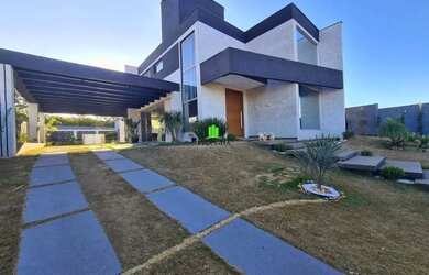 Imagem: A casa em condomínio à venda possui 4 Dormitórios, 4 Banheiros