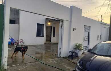 Imagem: A casa possui 3 Dormitórios, 2 Banheiros, 3 Vagas na garagem