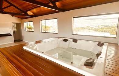 Imagem: A casa possui 3 Dormitórios, 5 Banheiros, 4 Vagas na garagem