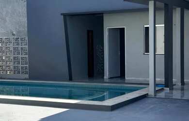 Imagem: A casa possui 2 Dormitórios, 3 Banheiros, 2 Vagas na garagem