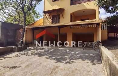 Imagem: A casa possui 4 Dormitórios, 3 Banheiros, 5 Vagas na garagem