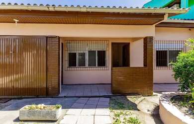 Imagem: A casa possui 3 Dormitórios, 1 Banheiro, 1 Vaga na garagem