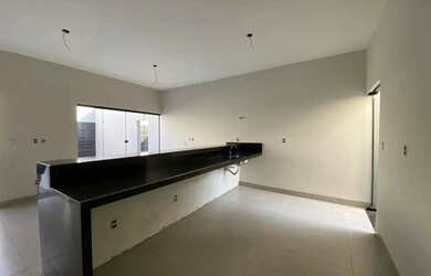 Imagem: A casa possui 2 Dormitórios, 2 Banheiros, 1 Vaga na garagem