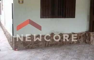 Imagem: A casa possui 3 Dormitórios, 2 Banheiros, 2 Vagas na garagem