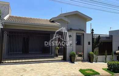 Imagem: A casa possui 3 Dormitórios, 2 Banheiros, 210m² de Área