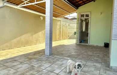 Imagem: A casa em condomínio possui 3 Dormitórios, 2 Banheiros, 4