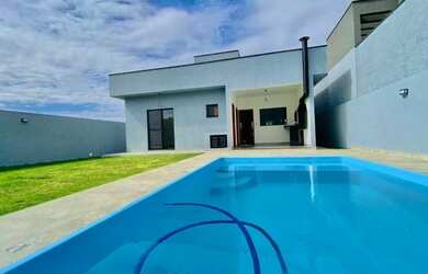 Imagem: A casa possui 3 Dormitórios, 2 Banheiros, 4 Vagas na garagem