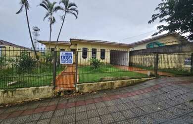 Imagem: A casa possui 3 Dormitórios, 1 Banheiro, 1 Vaga na garagem