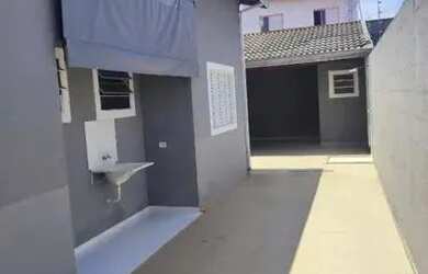 Imagem: A casa possui 3 Dormitórios, 2 Banheiros, 1 Vaga na garagem