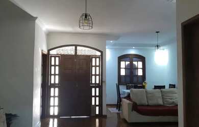 Imagem: A casa possui 3 Dormitórios, 3 Banheiros, 5 Vagas na garagem