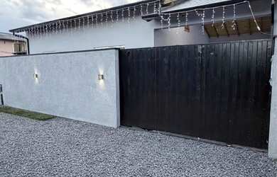 Imagem: A casa possui 2 Dormitórios, 2 Banheiros, 3 Vagas na garagem