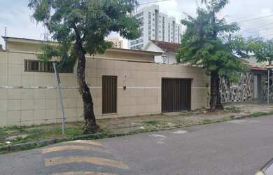 Imagem: A casa possui 5 Dormitórios, 3 Banheiros, 2 Vagas na garagem