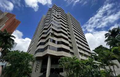 Imagem: O apartamento possui 4 Dormitórios, 5 Banheiros, 3 Vagas na