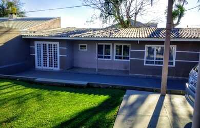 Imagem: A casa possui 2 Dormitórios, 1 Banheiro, 2 Vagas na garagem