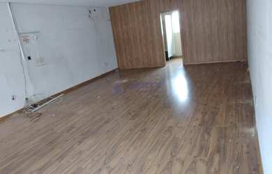 Imagem: O depósito possui 5 Vagas na garagem, 80m² de Área e está