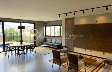 Imagem: A casa possui 4 Dormitórios, 5 Banheiros, 5 Vagas na garagem