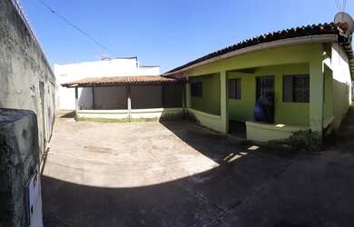 Imagem: A casa possui 5 Dormitórios, 4 Banheiros, 2 Vagas na garagem