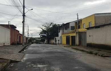 Imagem: A casa possui 2 Dormitórios, 1 Banheiro, 1 Vaga na garagem