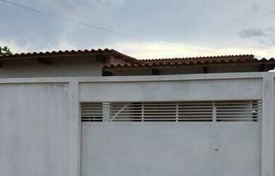 Imagem: A casa possui 2 Dormitórios, 2 Banheiros, 3 Vagas na garagem