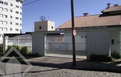 Imagem: A casa possui 4 Dormitórios, 2 Banheiros, 4 Vagas na garagem