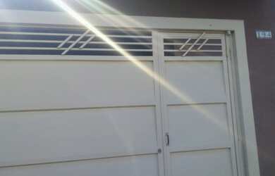 Imagem: A casa possui 2 Dormitórios, 2 Banheiros, 2 Vagas na garagem