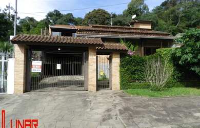 Imagem: A casa possui 3 Dormitórios, 1 Banheiro, 3 Vagas na garagem