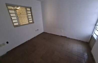 Imagem: A casa possui 3 Dormitórios, 2 Banheiros, 1 Vaga na garagem