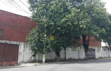 Imagem: O depósito possui 5 Vagas na garagem, 400m² de Área e está