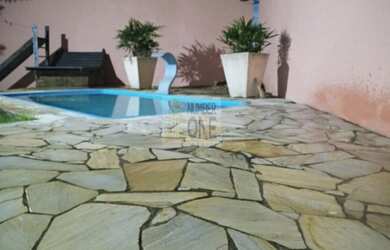 Imagem: A casa possui 3 Dormitórios, 2 Banheiros, 1 Vaga na garagem