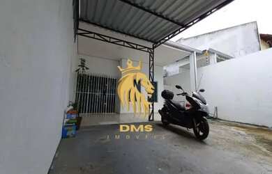 Imagem: A casa possui 3 Dormitórios, 2 Banheiros, 2 Vagas na garagem