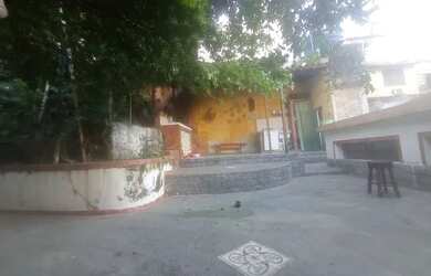 Imagem: A casa possui 2 Dormitórios, 2 Banheiros, 320m² de Área e