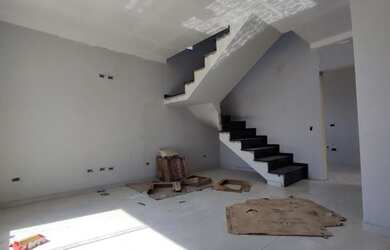 Imagem: A casa possui 3 Dormitórios, 2 Banheiros, 2 Vagas na garagem