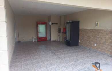 Imagem: O depósito possui 4 Vagas na garagem, 130m² de Área e está