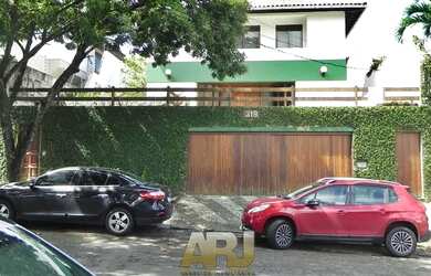 Imagem: A casa possui 4 Dormitórios, 5 Banheiros, 2 Vagas na garagem