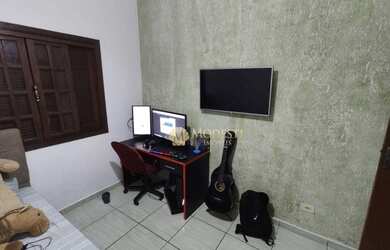 Imagem: A casa possui 2 Dormitórios, 2 Banheiros, 3 Vagas na garagem