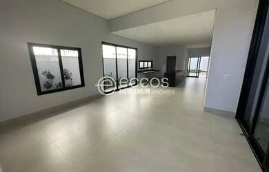 Imagem: A casa em condomínio possui 3 Dormitórios, 4 Banheiros, 2