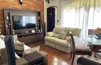 Imagem: A casa possui 4 Dormitórios, 3 Banheiros, 2 Vagas na garagem