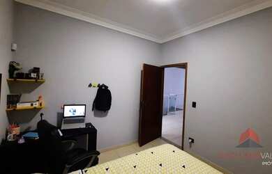 Imagem: A casa possui 3 Dormitórios, 3 Banheiros, 3 Vagas na garagem