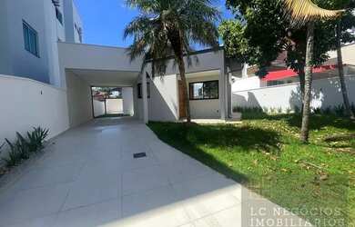 Imagem: A casa possui 3 Dormitórios, 1 Banheiro, 1 Vaga na garagem