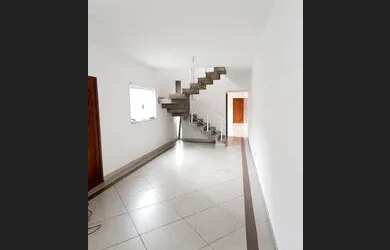 Imagem: A casa possui 3 Dormitórios, 5 Banheiros, 2 Vagas na garagem