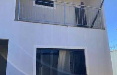 Imagem: A casa possui 3 Dormitórios, 1 Banheiro, 1 Vaga na garagem