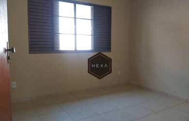 Imagem: A casa possui 2 Dormitórios, 1 Banheiro, 2 Vagas na garagem