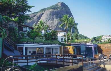 Imagem: A casa possui 5 Dormitórios, 5 Banheiros, 5 Vagas na garagem