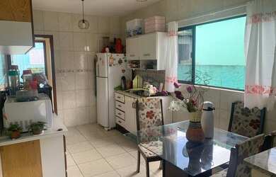 Imagem: A casa possui 3 Dormitórios, 2 Banheiros, 2 Vagas na garagem