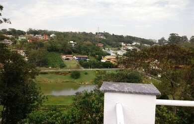 Imagem: A casa possui 4 Dormitórios, 4 Banheiros, 5 Vagas na garagem